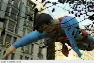 The-Worst-Macy-s-Thanksgiving-Day-Parade-Accidents-UGO-com_2013-11-26_15-55-21